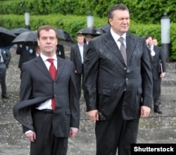 Президенты Украины и России Виктор Янукович (справа) и Дмитрий Медведев, во время возложения венков к памятнику неизвестному солдату Второй мировой войны. Киев, 17 мая 2010 года