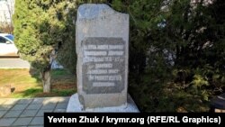 Надписи на памятниках наскоро подкрашены перед очередным праздникам Дня Победы