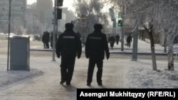 Астана көшесінде кетіп бара жатқан полицейлер. Нұр-Сұлтан, 16 желтоқсан 2019 жыл.