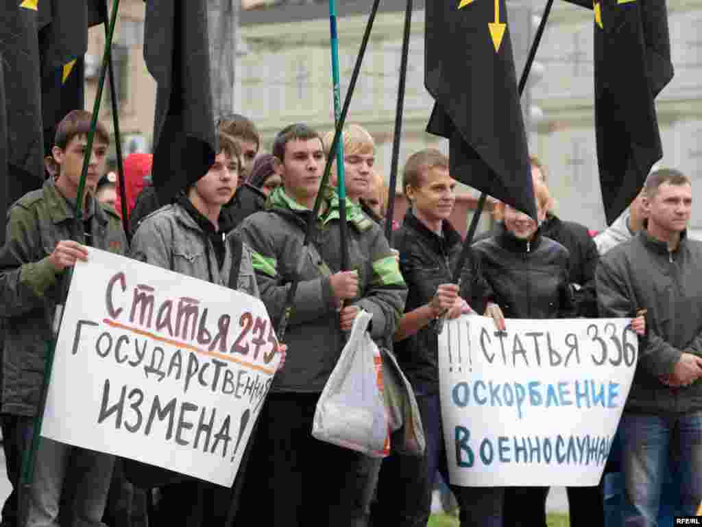 Журналистов "Эха Москвы" митингующие требовали судить за государственную измену, оскорбление военнослужащих...