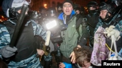 Украинская милиция разгоняет протестующих сторонников евроинтеграции. Киев, 30 ноября 2013 года.