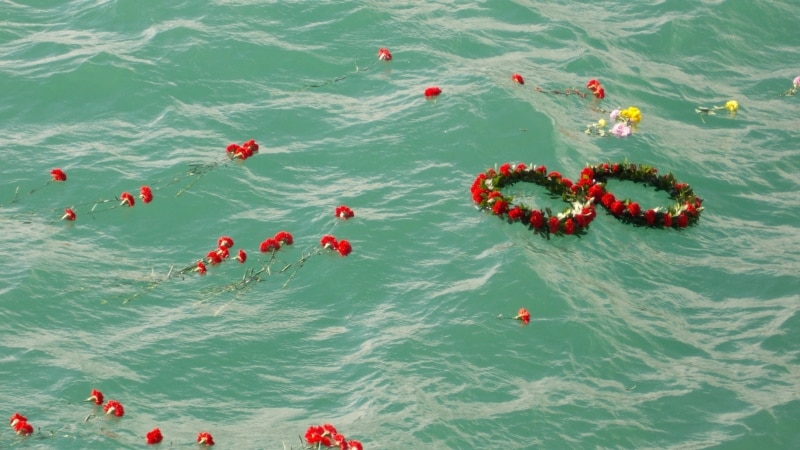 В Ялте спустили венки на море в память о жертвах теплохода «Армения»
