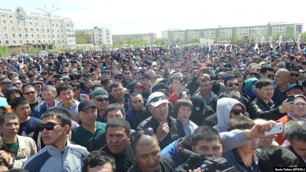 Акция протеста в центре Атырау. 24 апреля 2016 года.