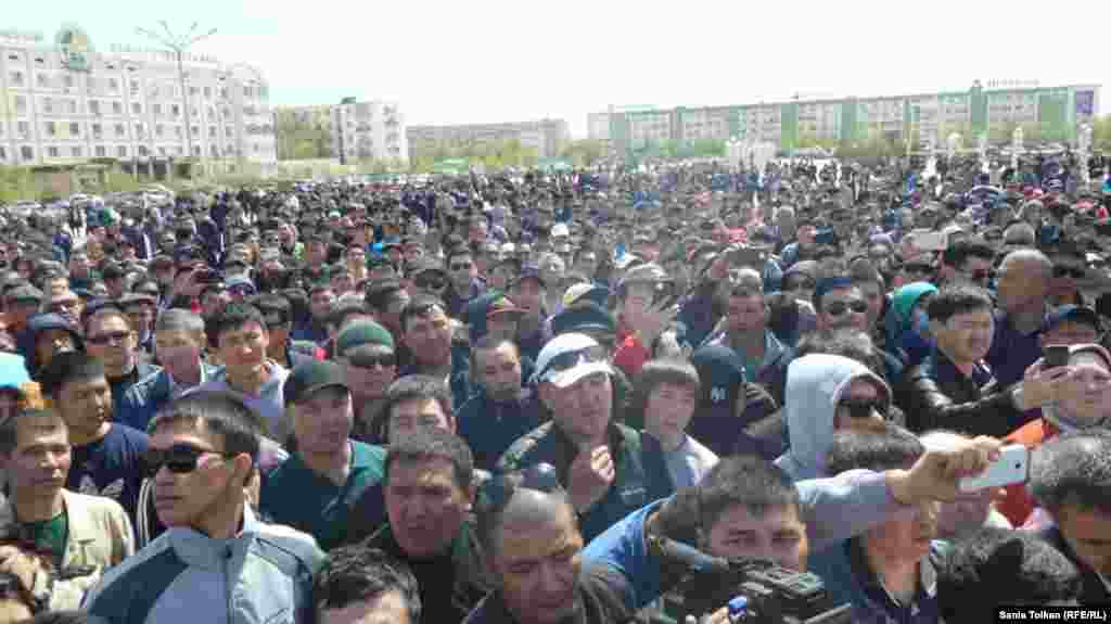 Атырауда 2016 жылғы сәуірдің 24-і күні «жер мәселесіне» байланысты жаппай шеруге шыққан адамдар орталық Исатай-Махамбет алаңында тұр. Атыраудағы жиыннан кейін үкіметтің жер реформасына қарсылық шерулері Қазақстанның тағы бірнеше қаласында өтті. Наразылық шерулерінің ықпалымен Қазақстан билігі қоғамда резонанс тудырған жер кодексінің даулы баптарына мораторий жариялады.