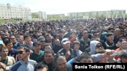 Участники митинга "по земельному вопросу" в Атырау, выступающие против планов властей по продаже земель сельхозназначения и возможной передаче угодий в аренду иностранцам на длительный срок. 24 апреля 2016 года.
