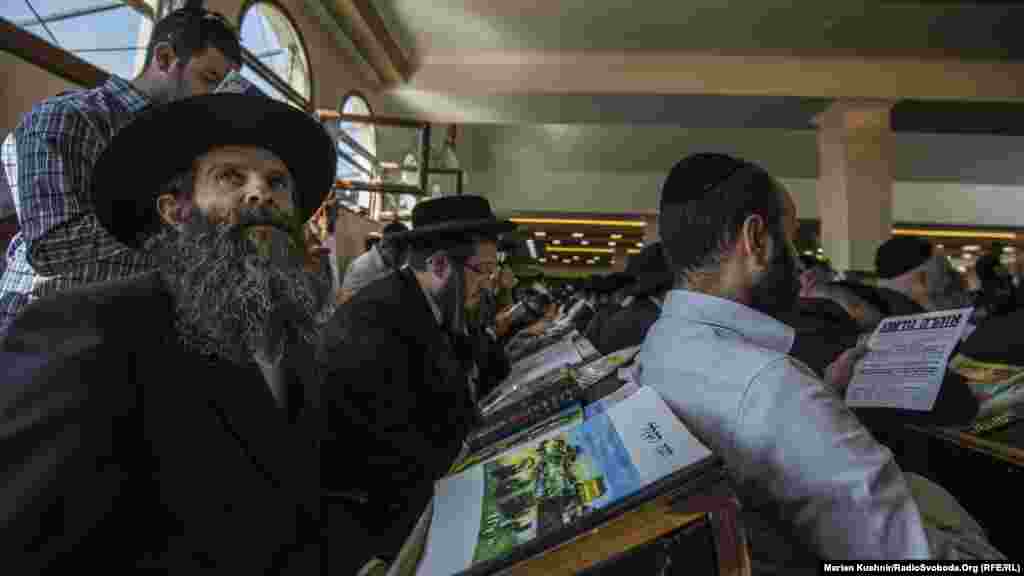 The pilgrims pray together, but different people are reciting different prayers at the same time. 