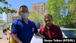 Работники станции скорой медицинской помощи Целиноградского района Акмолинской области Бекзат Алтынбек (слева) и Шухрад Ахмедов. 5 мая 2020 года.