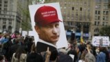 Портрет Путина на демонстрации противников Трампа в Нью-Йорке 3 июня 2017