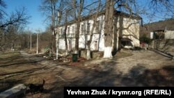 В двухэтажном здании, когда-то входившем в состав интерната, сейчас живут люди