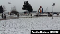 Bakıda qar