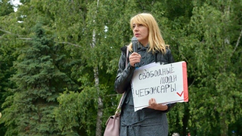 В Чебоксарах активистку будут судить за фотографию в соцсетях, где она скрестила пальцы в виде галочки 