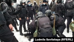Протестная акция в Пскове, 23 января 2021 года. Задержанному разбили нос