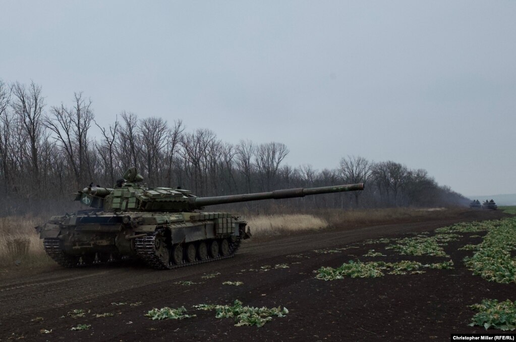 Украинский танк возвращается на базу после недавних учений на востоке Украины