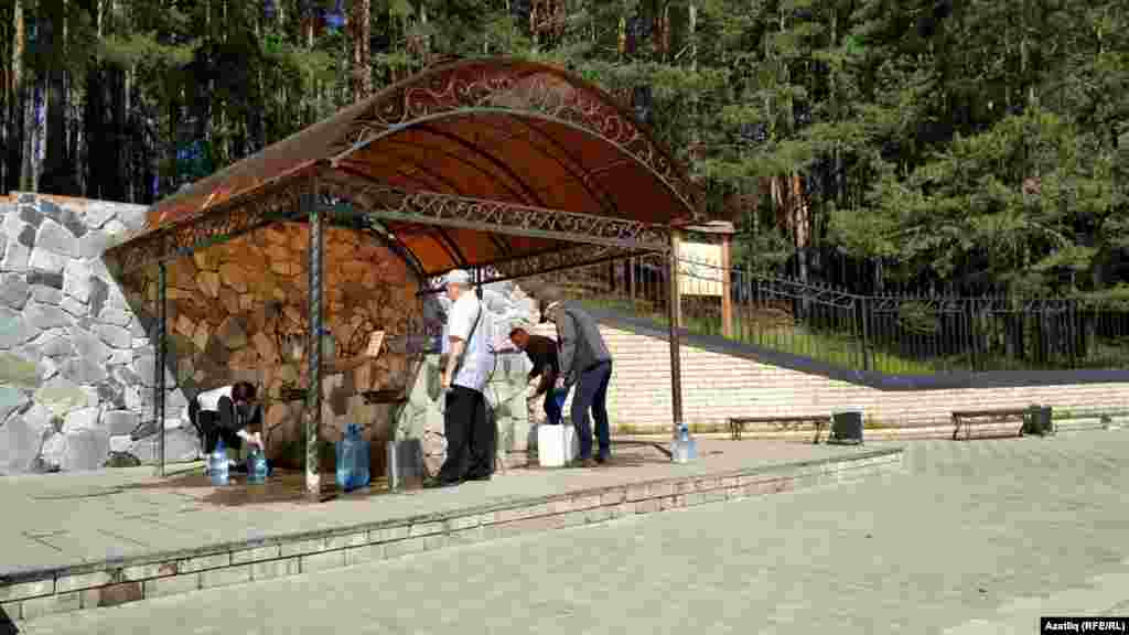 Урманчы чишмәсе. 2016 елда Түбән Кама тыюлыгы җитәкчесе Айрат Имамов ризалыгы белән, бу чишмәдән бераз өстәрәк правослау ияләре хач та урнаштырып маташкан иде. ”Бу хакта “Азатлык” та язды. Халык каршы килгәч һәм мөфтият тә үз сүзен әйткәч, ул хачны алырга мәҗбүр булдылар. Сүз уңаеннан әйтик, аны уртак чишмә өстеннән алган өчен, чиркәү салуга һектар ярым җир бүлеп бирелде һәм Чаллыда “Крестодвиженская чиркәве салына башлады.