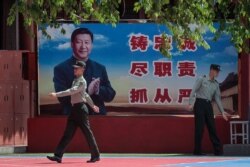 Китайський військовий біля плакату з зображенням президента Сі Цзінпіня. Пекін, 18 травня 2020 року