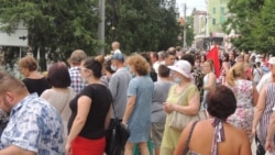 Большинство людей в Керчи на параде после прохождения контроля снимали маски и не соблюдали социальную дистанцию