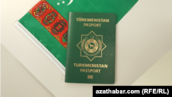 Raýatlary barha kän daşary ýurtlara göçýän Türkmenistan 863 adama pasport berýär