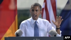 Președintele Barack Obama pronunțîndu-și discursul de politică internațională în fața Porții Brandenburg la Berlin