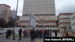 Protest građana ispred Opšte bolnice Sarajevo