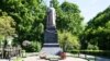 В Киеве демонтировали памятник советскому генералу Ватутину