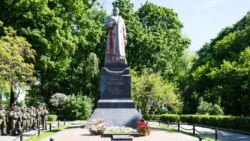 Памятник генералу Ватутину в Киеве, облитый красной краской. Май 2017 года