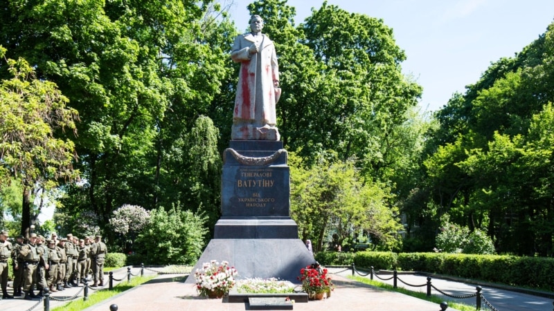 В Киеве демонтировали памятник советскому генералу Ватутину
