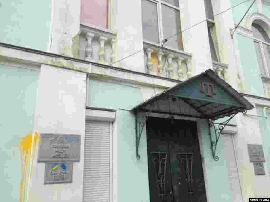 25 февраля неизвестные забросали пакетами с краской здание Меджлиса крымскотатарского народа - крымские татары выступили против сепаратистских настроений на плоустрове
