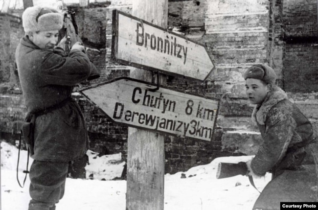 После изгнания оккупантов в Великом Новгороде сбивают немецкие указатели