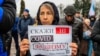 Під час акції антивакцинаторів у Києві, 3 листопада 2021 року