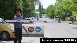 Сотрудники милиции у блок-поста недалеко от Оша.