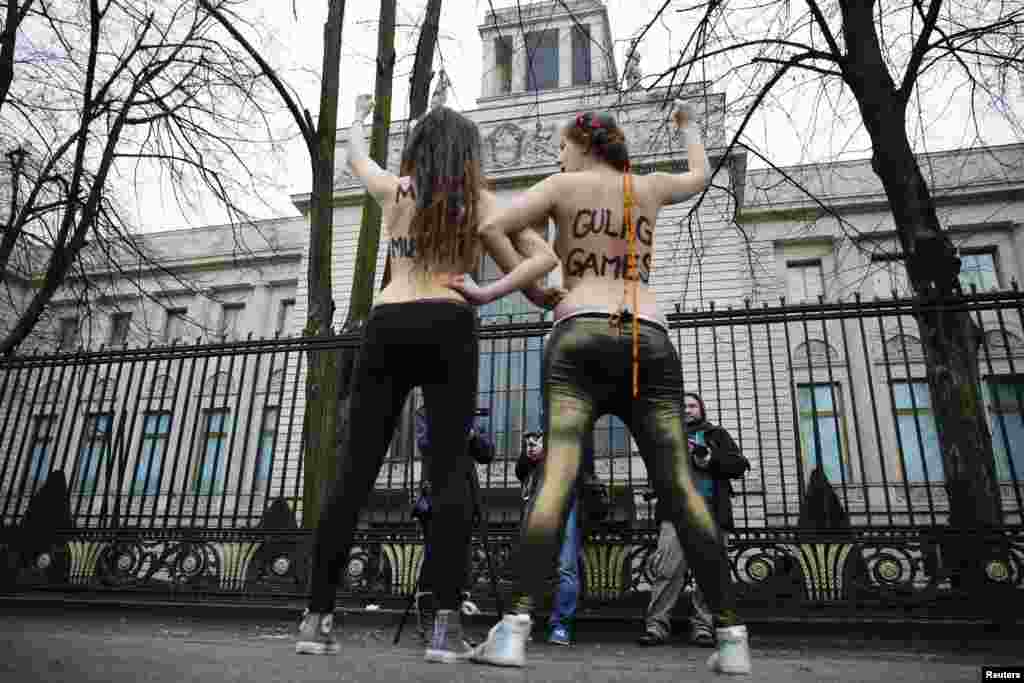 Акция против преследования секс-меньшинств в России у здания российского посольства в Берлине. Февраль 2014 года.