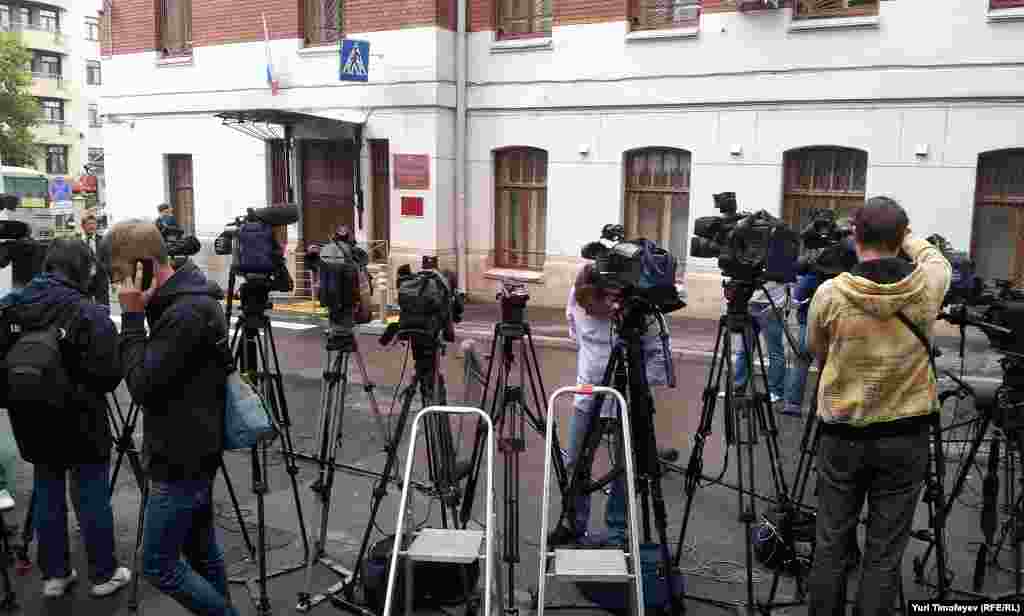 Журналисты ждут новостей у Хамовнического суда
