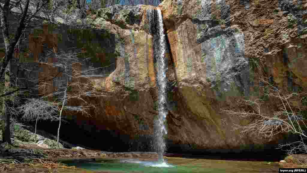 Высота водопада, падающего со скального козырька из туфа, &ndash; 14 метров
