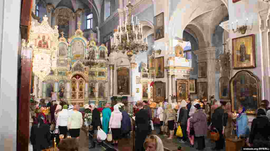 Belarus - Holy Saturday in Minsk churches, Consecration of Easter meals, 11Apr2015