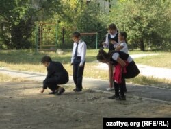 Дети играют во дворе школы. Алматы, 22 сентября 2013 года.