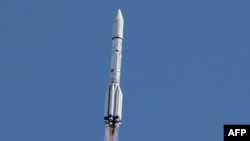 Российская ракета-носитель "Протон" с казахстанским спутником KazSat-3 на борту после старта с космодрома Байконур, 28 апреля 2014 года.