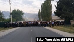 Мурдагы президент Алмазбек Атамбаевди кармоо операциясында бир офицер каза болуп, 175 адам жараат алган.