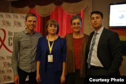Богдан Глоба разом з Ульріке Луначек, мамою та ЛГБТ-активістом під час батьківської конференції в Києві