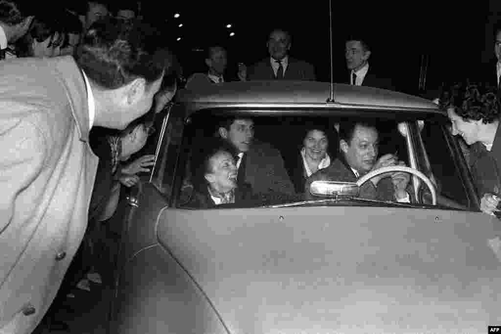 Piaf leaving the Olympia music hall after a recital on December 30, 1960.