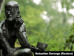 مجسمه جویس در نزدیکی آرامگاهش در زوریخ سوئیس