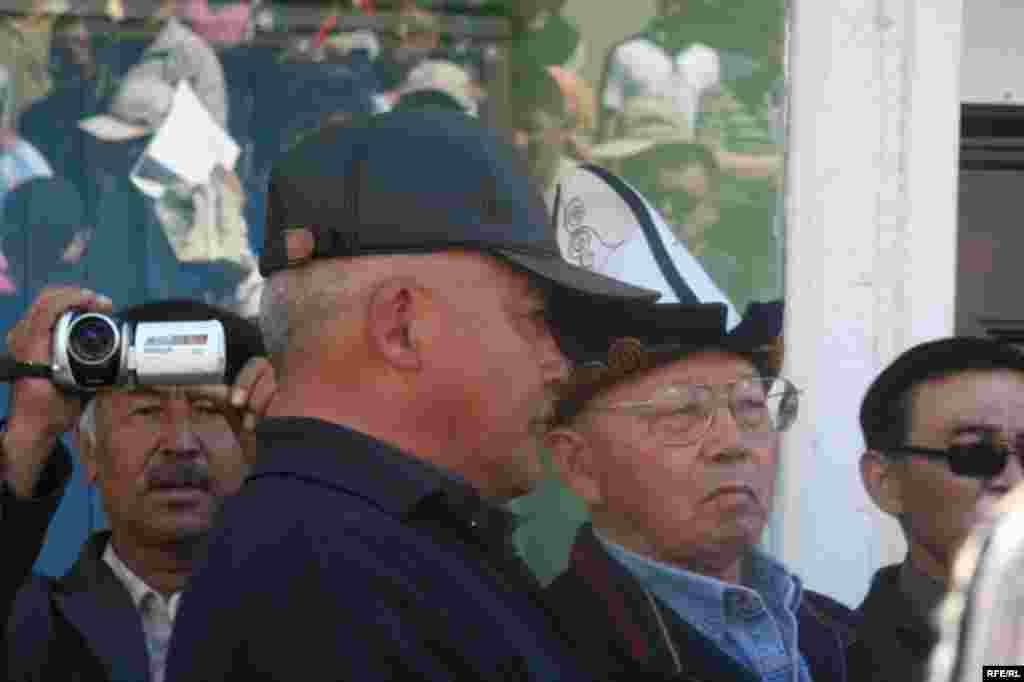  Т. Тургуналиев, И. Өмүркулов, А. Бекназаров элге чыгып, кырдаалды түшүндүрүүгө аракет кылышты. - kyrgyzstan - Participants of the Opposition Rally Dispersed By Kyrgyz Police in Ysyk-Kol Region. 31May2009