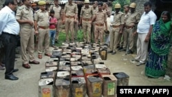 مشروبات الکلی تقلبی ضبط شده توسط پلیس در یکی از ایالت‌های شمالی هند (اعظم‌گره ۲۰۱۷)