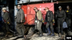 Работники покидают шахту «Прогресс» в оккупированном Торезе, февраль 2017 года. Экспорт угля из ОРДЛО на подконтрольную Украине территорию заблокирован с декабря 2016 года