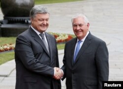 Ukrainian President Petro Poroshenko (left) and U.S. Secretary of State Rex Tillerson shake hands in Kyiv on July 9.