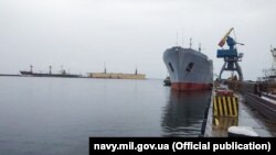 ФСБ Росії напередодні заявила, що український корабель «Донбас», прямуючи до Керченської протоки, «не виконує вимог змінити курс» та «створює загрозу безпеці мореплавання»