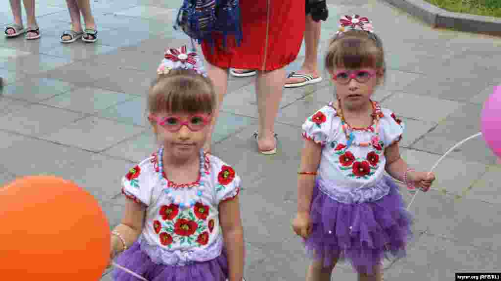 В Ялте уже традиционно прошел парад близнецов &ndash; &laquo;Двойное счастье&raquo;. В этом году на нем собрались близнецы всех возрастов: от младенцев до взрослых. Некоторые дети пришли на праздник в костюмах героев комиксов или ярких карнавальных нарядах. Эти близняшки надели блузки с вышитым традиционным украинским орнаментом &ndash; красными маками