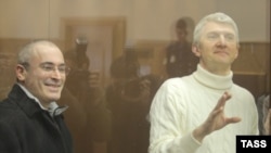 Former Yukos executives Mikhail Khodorkovsky (left) and Platon Lebedev inside the bulletproof-glass defendents' cage of a Moscow court in March.