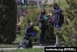 Дзьве дачкі і зяць — адзіныя, каму дазволілі знаходзіцца на пахаваньні і набажэнстве