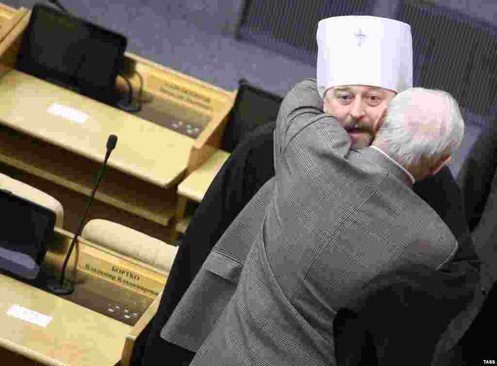 Иногда депутатам Госдумы предоставляется уникальная возможность очиститься от греха, обнявшись со священником