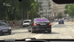 Далі Mercedes спустився вулицею Грушевського і через подвійну суцільну повернув на зустрічну смугу, щоб дістатись до бутика Sanahunt